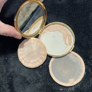 Compact Case. Vintage MELISSA.
Mirror Powderpuff Sifter.
1950/1960. 
ENGLAND.